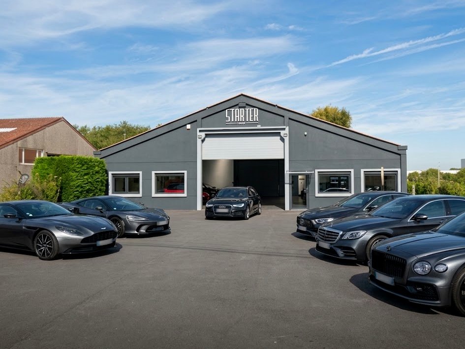La façade du garage Starter Drive à Halluin, véhicules de prestige exposés devant le showroom