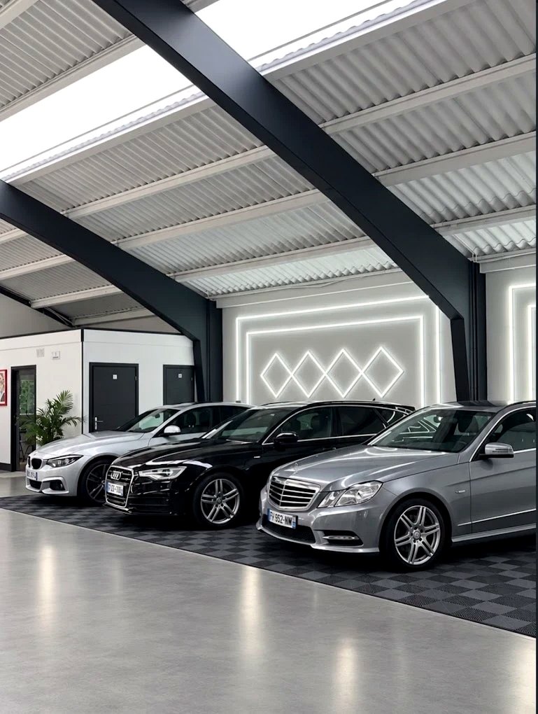 Le showroom Starter Drive : berlines BMW, Audi et Mercedes alignées au propre sous le mur lumineux en losanges