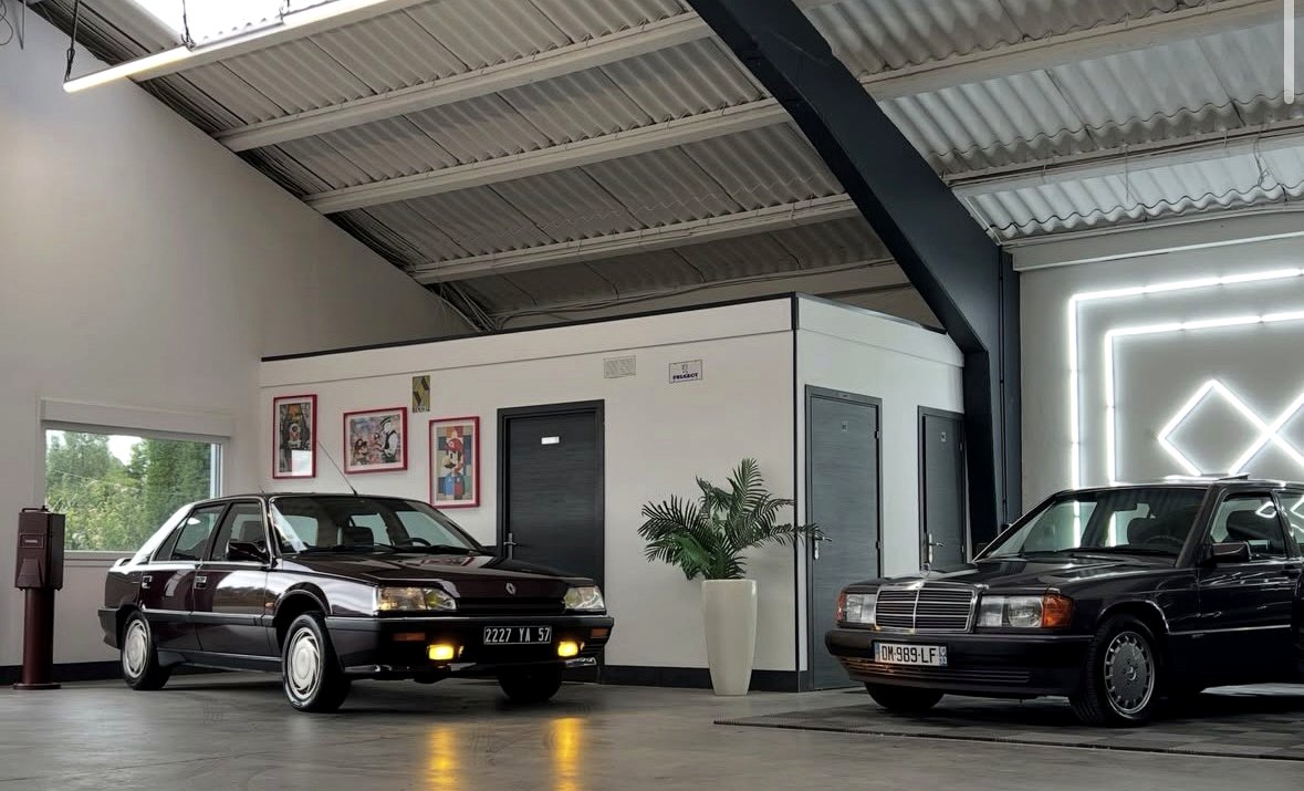 Le showroom Starter Drive à Halluin, véhicules exposés devant le mur lumineux de l'atelier